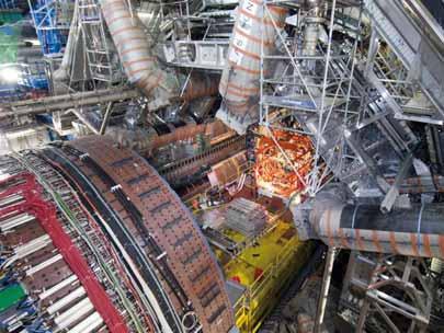 / Obr. 2 Pohled do nitra aparatury ATLAS před jejím dokončením. V listopadu 2009, po roční odstávce, byl znovu spuštěn urychlovač LHC a znovu bylo zahájeno nabírání experimentálních dat.