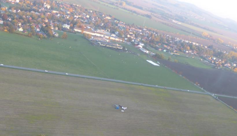 1. Faktické informace Průběh kritické fáze letu a nouzové přistání Pilot prováděl let po okruhu letiště Šumperk. V letounu byl sám. Vzlet a let probíhal bez problémů, otáčky motoru byly 2 200 ot.