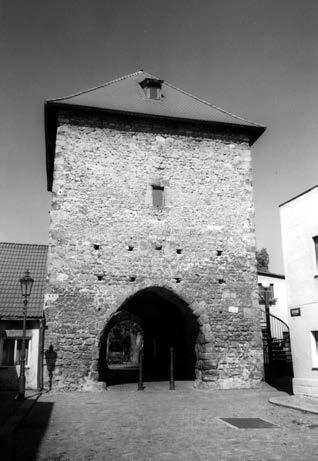 Roku 1776 zde byl brann m Václav Kadlínsk. Brána byla zbofiena v roce 1813 pfii v stavbû silnice od Mladé Boleslavi na âeskou Lípu. Vzhled této brány rámcovû odpovídal sousední âeské bránû.