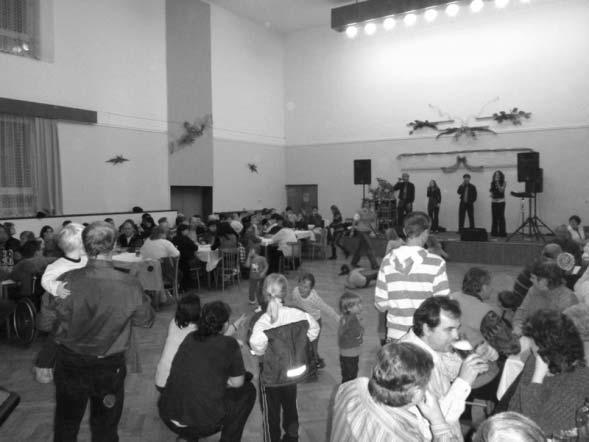 4 ZPRAVODAJ MIKROREGIONU ZÁHORAN číslo 14 * prosinec 2009 OSLAVA VE V ECHOVICÍCH V pondûlí 16. listopadu se v echov tí obãané se li na nové návsi, aby oslavili 20.