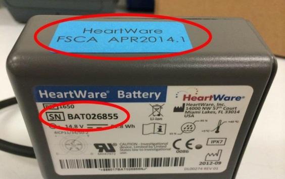 Obrázek 1: Příklad baterie HeartWare 3. Dotčené baterie zašlete společnosti HeartWare. Každou z dotčených baterií označte modrým štítkem HeartWare FSCA APR2014.1 způsobem zřejmým z obrázku 1).
