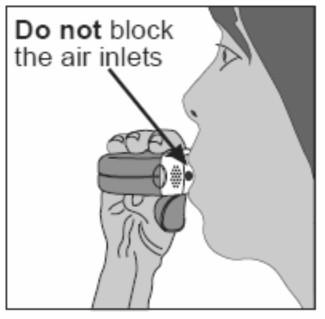 Neblokujte přívody vzduchu Inhalátor má být vyjmut z úst a dech zadržen na 5 10 vteřin nebo na tak dlouho, jak je to možné bez způsobení nepohodlí.