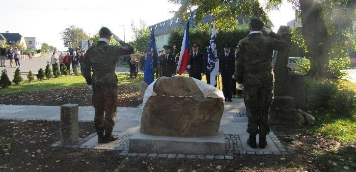 pomníku XIII. strážního praporu.  cz