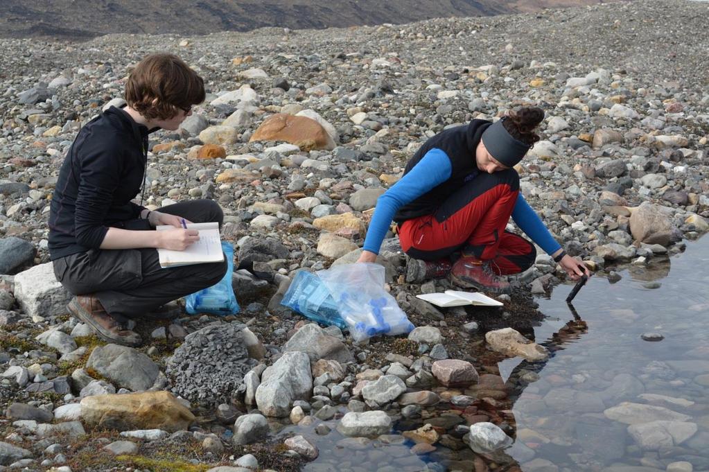 Obr. 3. Měření fyzikálně-chemických parametrů vody ledovcové řeky Celá skupina limnologů si vyzkoušela i základní výzkum mořského prostředí.