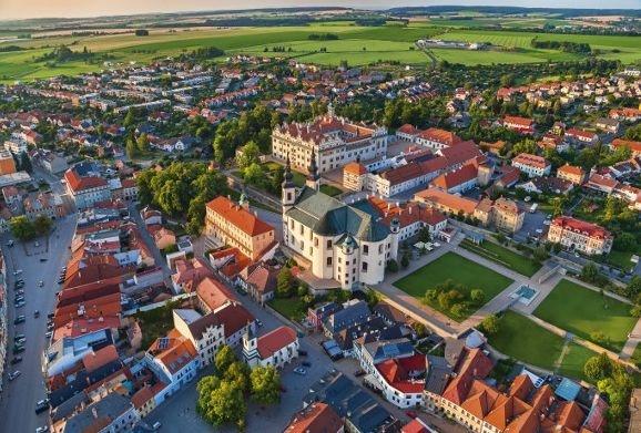 Vítejte v Litomyšli První zmínka o Litomyšli se vztahuje k roku 981 v Kosmově kronice české (Lutomisl), která ale vyšla až ve 12. století.