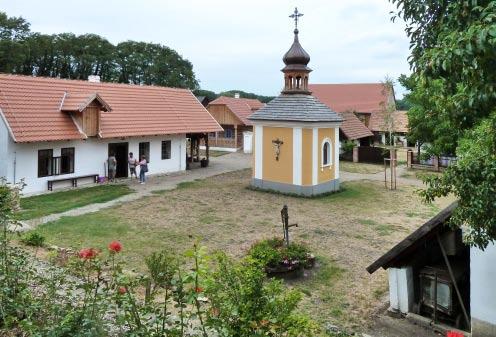 partopreni la katolikan E-meson, tiuj unue vizitis la urbon Přerov nad Labem Polabské národopisné muzeum Elboregionan etnografian muzeon kaj post ĝi la urbon Lysá nad Labem, kie en la preĝejo de la