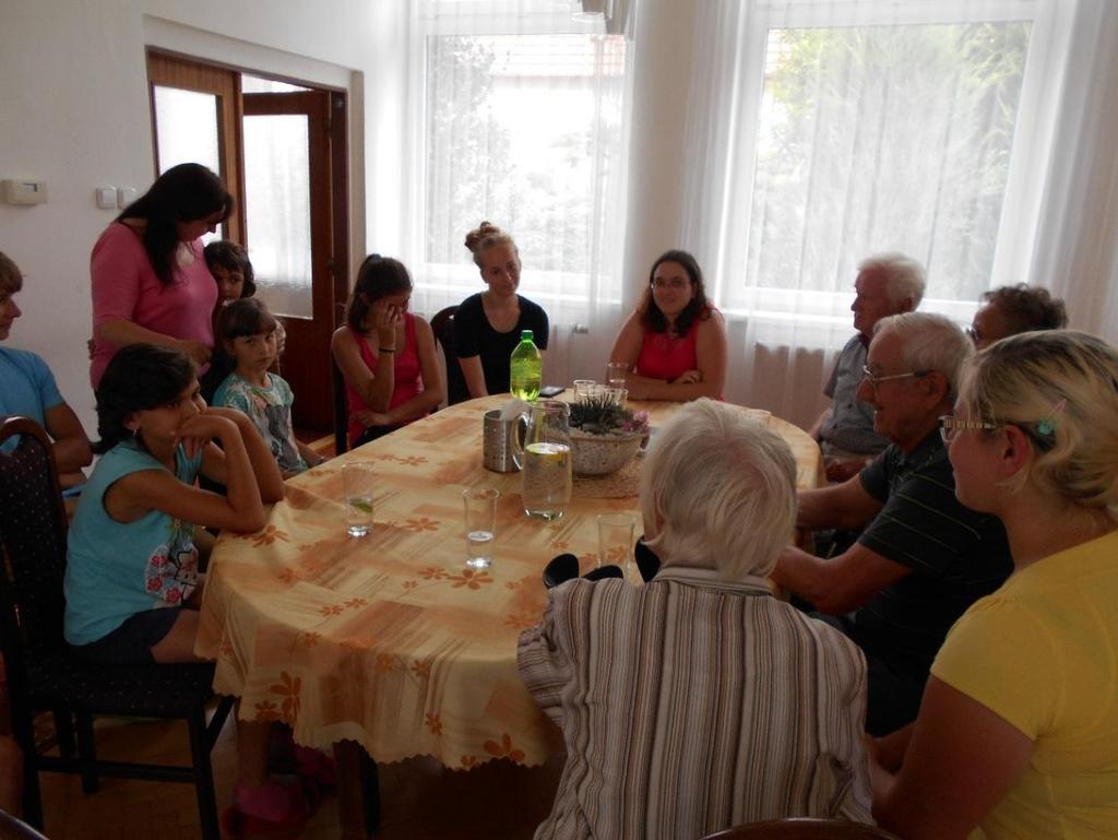 Pozvání do Dětského domova Telč Naši klienti dostali od dětí a pana ředitele Opravila z dětského domova pozvání k návštěvě a velmi rádi pozvání přijali. Byli jsme mile překvapeni vřelým přijetím.