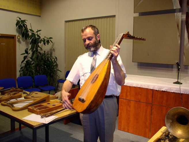 Vývoj hudebních nástrojů od starověku po současnost Hudební výchova + Dějepis (1. st., pro 2.st. + Fyzika) Přednáška sleduje vývoj hudebních nástrojů od prehistorických až po současné formy.