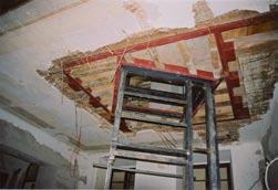 z roku 2001. V roce 2002 proběhl kompletní odkryv malby. Detail šablonového ornamentu lemujícího strop místnosti Místnost č.