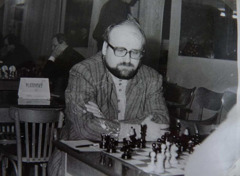 (Olexův memoriál 6. kolo 2, ledna 1977, partie Čučka Jahn, 1-0) Jahn,Karel - Platovský,Jiří [A89] Olexa mem. Brno (7), 03.01.1977 1.Jf3 g6 2.c4 Sg7 3.d4 f5 4.g3 Jf6 5.Sg2 d6 6.0 0 0 0 7.Jc3 Jc6 8.