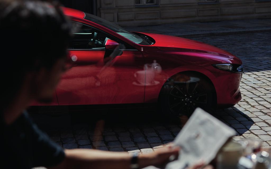 Představujeme vám nový model Mazda3. První z nové generace našich vozů. Zažijete v něm ještě silnější pocit souznění mezi řidičem a jeho automobilem. Začíná to už tím, jak vypadá.