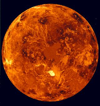 Venuše ve viditelném světle na snímku z orbiteru Galileo (únor 1990) a severní polokoule v rádiové oblasti z Magellanu (archiv NASA) Povrchové útvary Radarový průzkum odhalil na Venuši rozličné druhy