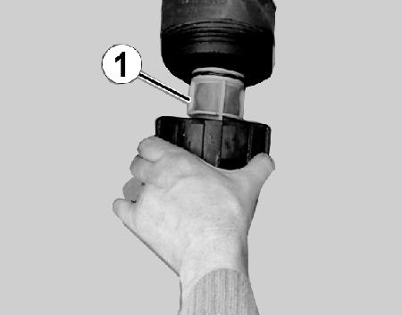 Použití postřikovače 11.6.4 Čištění tlakového filtru Čištění tlakového filtru při prázdné nádrži 1. Povolte převlečnou matici. 2. Vyjměte tlakový filtr (Obr. 138/1) a vyčistěte vodou. 3.