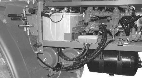 Veškeré části zařízení jako jsou kabely, zástrčky atd. musí být dobře připevněny. Izolace kabelů nesmí být poškozena. POZOR Poškozené kabely se musí okamžitě opravit.