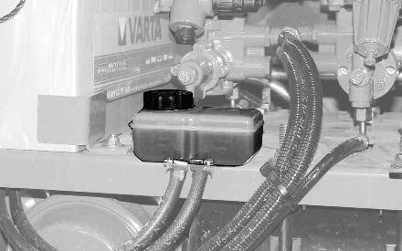 Čištění, údržba a opravy 13.6.17 Hydraulická část brzdové soustavy Kontrola brzdové kapaliny Kontrola brzdové kapaliny Vyrovnávací nádržka je naplněná až po značku max. brzdovou kapalinou podle DOT 4.