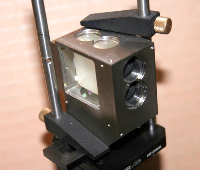 Obr. 5.1.2: Schéma diferenčního interferometru pro měření vysokocyklové únavy vzorku kovů (vlevo).