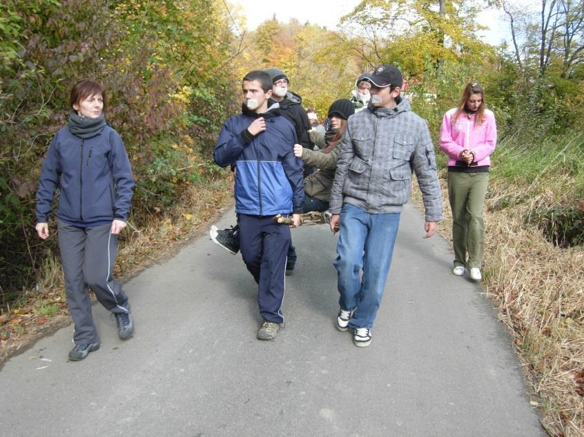 budově školy a je