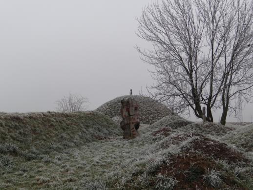 a měděnou sekerou, drcení obilí, broušení a vrtání