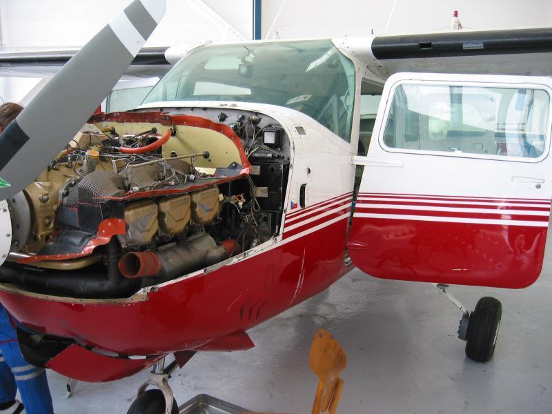 POHONNÉ HMOTY PÍSTOVÝCH SPALOVACÍCH MOTORŮ - paliva, používaná v letadlových spalovacích motorech jsou kapalné látky, které stejně jako v případě ostatních spalovacích motorů tvoří se vzduchem směs,