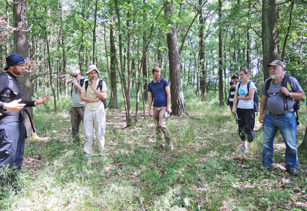 Obr. 1. Účastníci floristického kurzu v lese Halín Fig. 1. Participants of the Floristic Summer School in the Halín forest PP Tuří rybník byla vyhlášena v roce 2014 na rozloze 114 ha.