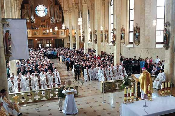 Snímek z tábora pořádaného katolickými misionáři v kazachstánském Balchaši Až zemřu, zemřu mezi svými farníky. A potom jim budu pomáhat z nebe.