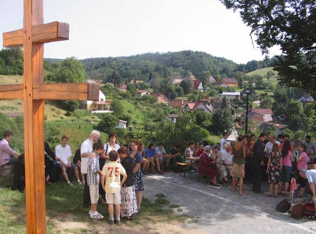 rovině, využívat nabídek a pomoci diecézních center, spolupracovat s podobnými společenstvími v jiných farnostech, ale těžiště jejich života a služby je ve farnosti.