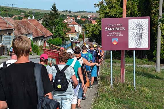 Tradiční foto na mariánském poutním místě v Žarošicích tentokrát i se sv. Matkou Terezou a sv. Janem Pavlem II. (sochy nahoře) kolotočů a stánků.