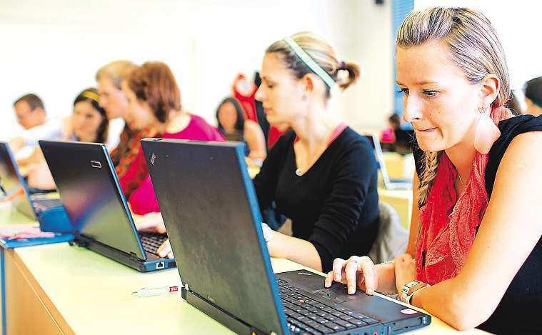 Kam po škole 9. ledna 2015 9 Ženy jsou skromnější než muži Nástupní mzdy absolventů vysokých škol v posledních třech letech klesají. Studenti jsou tak nuceni ze svých nároků postupně slevovat.