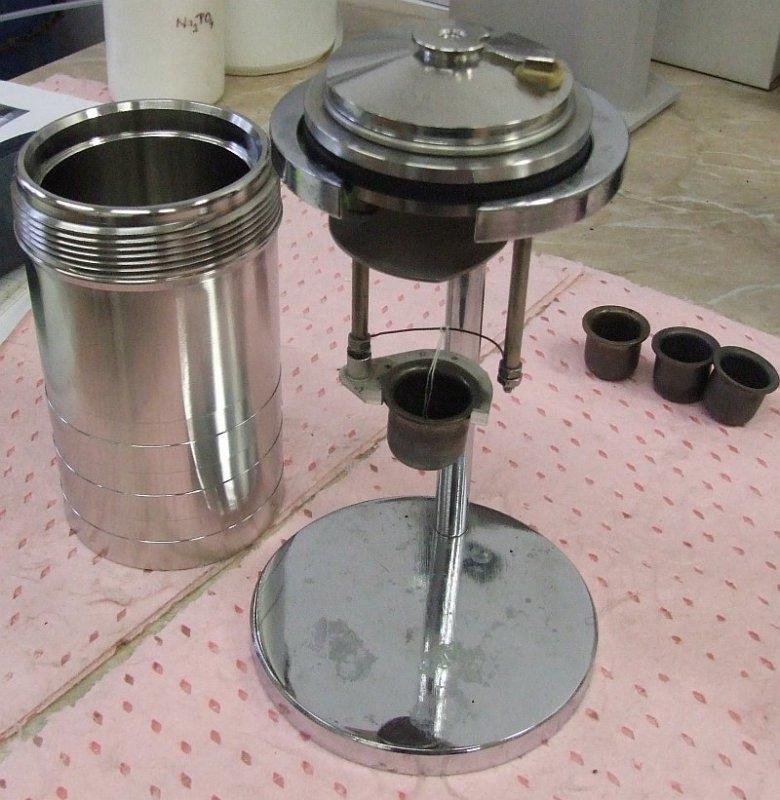 Obrázek 11:Kelímek s odporovým drátem a kalorimetrická bomba [26] 3.2.4.