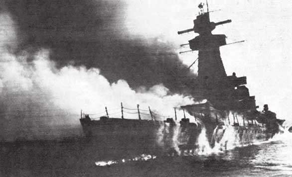 Hořící kapesní bitevní loď Admiral Graf Spee poblíž uruguayského Montevidea; tři dny po jejím zničení spáchal kapitán lodi komodor Hans Langsdorff sebevraždu.