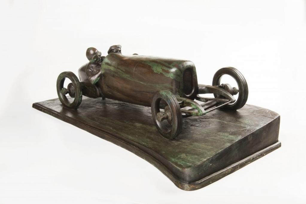 Bedřich Stefan: Bugatti, 1926 27, bronz, 21,5 x 35,5 x 73,5 cm, cena: 558 000 Kč, Z plastik se velmi dobře vydražila také