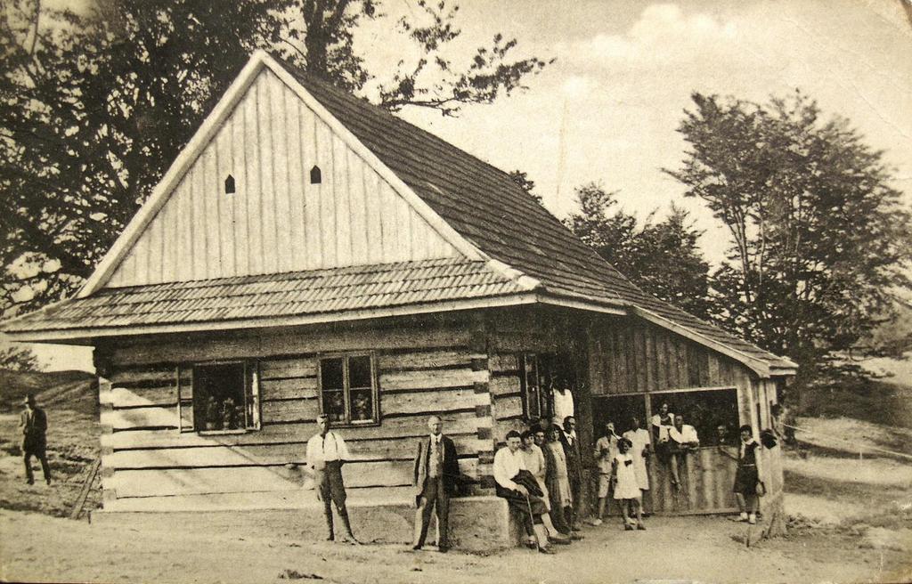 Pasekářské chalupy na Jezerném sloužily i jako turistické objekty Ve snaze vyjít vstříc rozvíjejícímu se turistickému ruchu rožnovský odbor Klubu čsl.