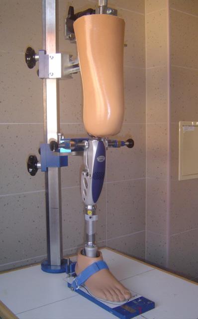K zachycení velkých sil v oblasti modulárního kolenního kloubu je laminace odstupňovaně zesílena návlekem ze skleněného vlákna 616G13.