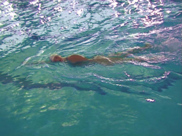 Výchozí polohu paží lze v průběhu plavání zachovat nebo plynule měnit (přecházet z jedné polohy do druhé).