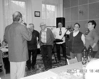 AKCE V TOMTO âtvrtletí Dne 22. listopadu probûhlo v zasedací místnosti obce jiï tradiãní vánoãní setkání pfiedstavitelû obce se seniory od 65 let.