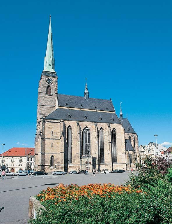 fiímské, nebo s bohat mi hroby z doby stûhování národû. Na území dne ního mûsta se první Slované usadili v závûru 7. století (PlzeÀ- -Roudná). Boufiliv rozvoj osídlení vrcholí v 8.