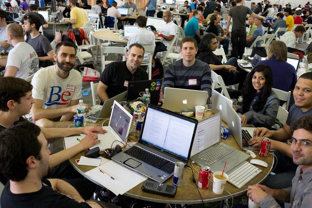 HACKATHON Hackathon je akce, při níž programátoři v týmech intenzivně pracují na zadaném projektu. Slovo hackathon" vzniklo složením slov hack a marathon.