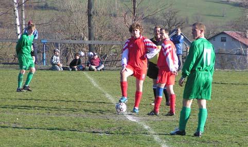 nechce příjít zakopat. Tomáš souhlasil TJ Poniklá a zhruba v polovině druhého poločasu přispěchal na hřiště. Když se rozcvičil, vyrazil hned do boje, ale skórovat se mu už bohužel také nepodařilo.