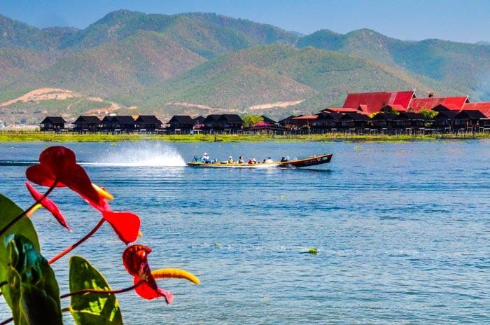 Inle lake, po vesnicích se budete pohybovat zásadně lodí. Taxi S taxikáři se nebojte nemilosrdně smlouvat, obzvláště když se na vás sesypou při výstupu z autobusu.