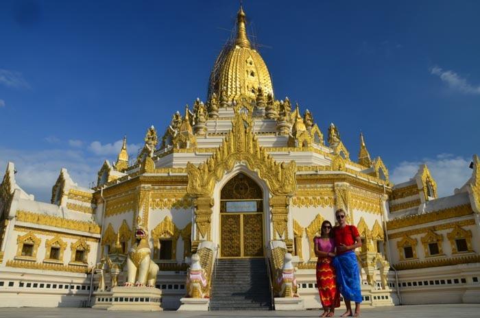 Pokud se chcete vyfotit s Buddhou, nestůjte k němu zády. Hlavu byste také měli mít níže než on. Tooth Relic Pagoda v Yangonu.