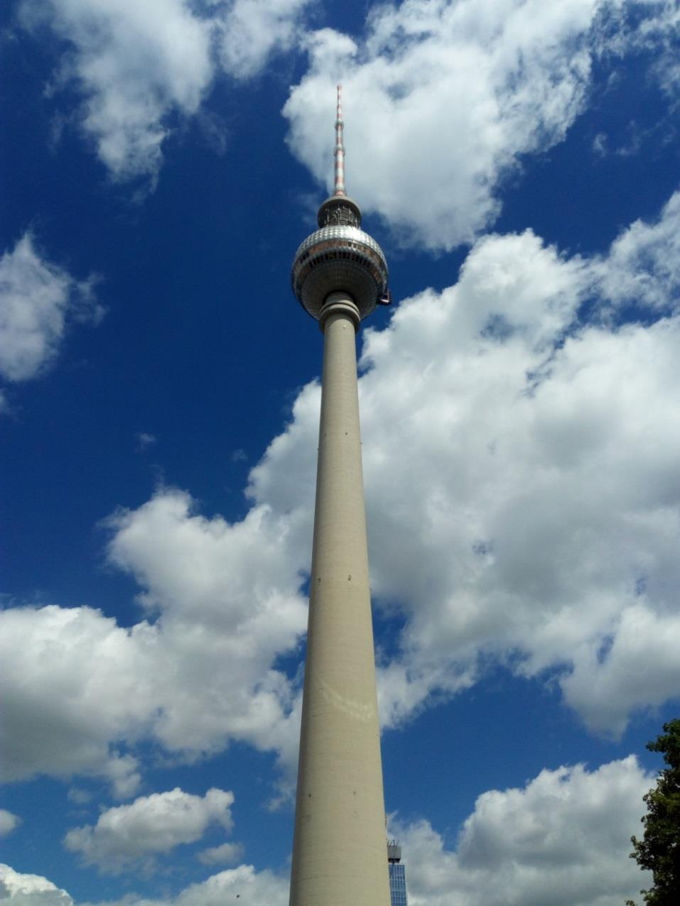 Město Berlín Berlín je nádherné a živé město, ve kterém se neustále něco děje. Oblíbila jsem si ho přátelskou atmosférou a dostupností dostat se kamkoliv chcete.