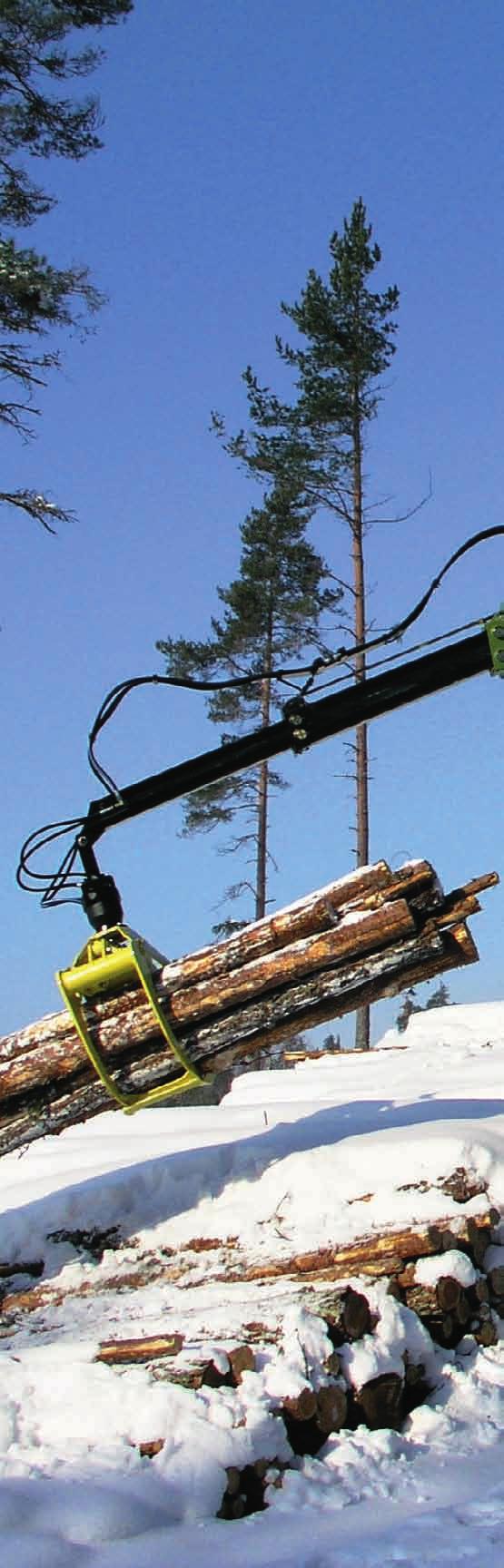 Nové funkce: jeřáby pro manipulaci se dřevem Modernizace zabezpečení Naše jeřáby pro manipulaci se dřevem mají nyní výkyvné opěrné podložky na řádnou oporu jeřábu i ve svazích, tlačítko na potvrzení