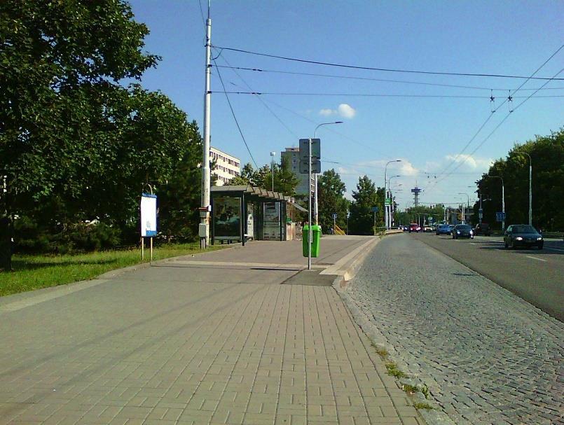 Zastávka Polabiny směr Hradec Králové plocha nástupiště přístupná, zastávka bezbariérová, s úpravami pro nevidomé Výška nástupiště je 160 mm.