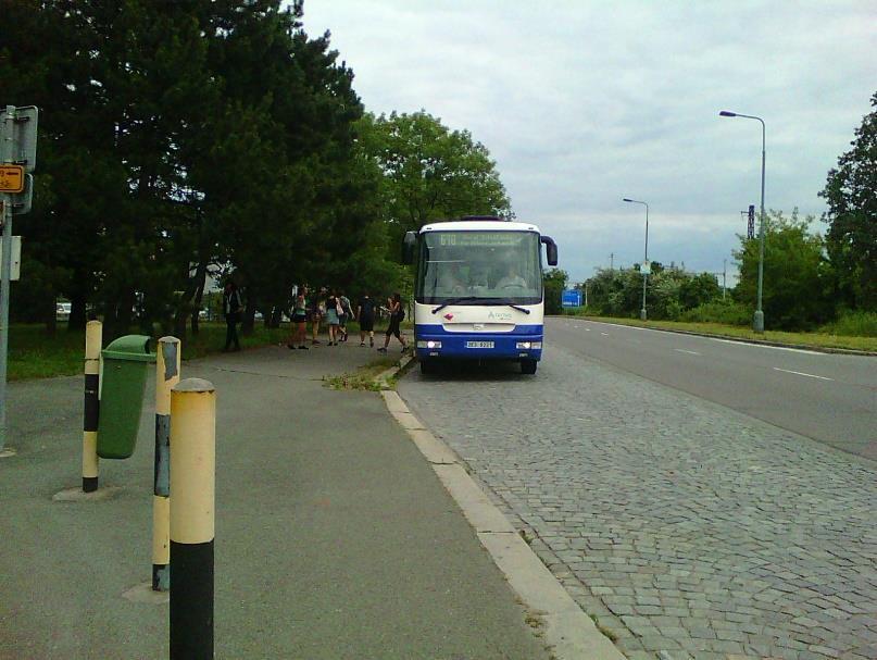 CZ rozkliknutím Dráhy spoje. Řidič poskytne dopomoc vozíčkáři při nastupování a vystupování.. Autobusy jsou nízkopodlažní s výklopnou plošinou.