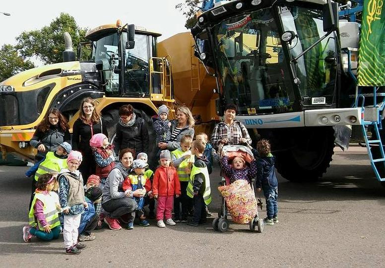 I za nepříliš příznivého počasí jsme se v září vypravili na Dožínky v Hradci Králové. Prohlédli jsme si užitková zvířata, seznámili se i s dravci. Nakonec jsme si ještě prohlédli zemědělské stroje.