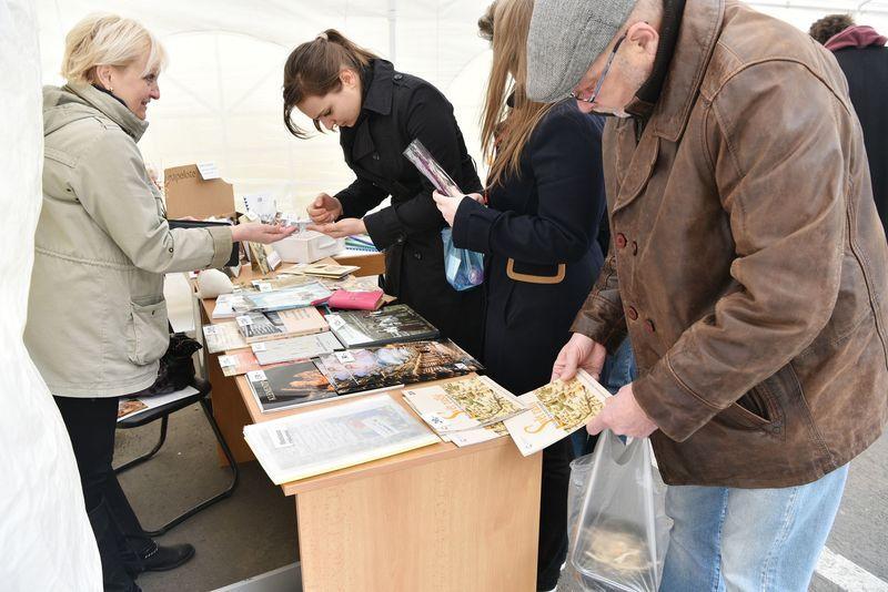 [24] Vedle knižního bazaru se konal i prodej publikací Národní knihovny ČR (foto: Eva Hodíková, Národní knihovna ČR) Pracovnice Oddělení PR a marketingu Národní knihovny ČR pro nás účastníky jarmarku