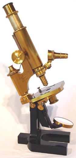 1846 Carl Zeiss otvírá v Jeně svůj závod na výrobu mikroskopů a brýlí 1877 Ernst Abbe spolu z Zeissem formulují matematickou teorii vzájemného vztahu vlnové délky a