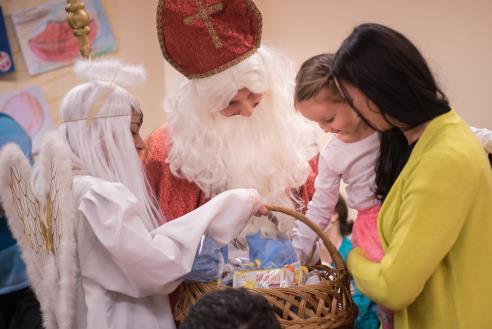 A že byly děti v KLUBÍČKU hodné, nás přesvědčila hromada dárků, které jim Mikuláš donesl:) VÁNOČNÍ PROGRAMY V ALCEDU Již tradičně jsme v ALCEDU přichystali vánoční výukové programy,