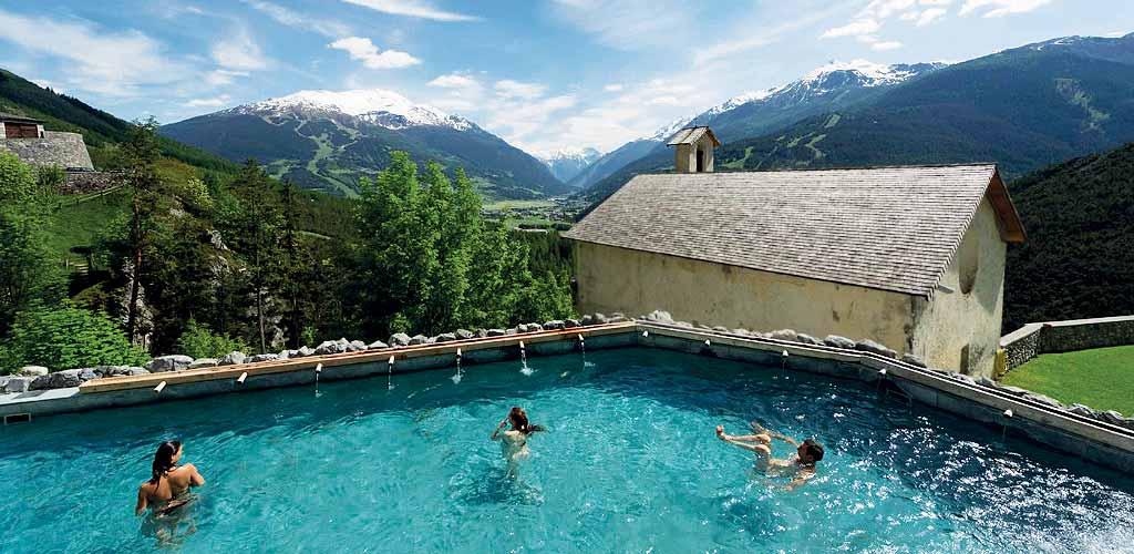 Nacházejí se zde 3 známá horská střediska - lázeňské Bormio, Santa Caterina Valfurva, jež vstoupila do obecného povědomí zejména pořádáním Mistrovství světa v alpském lyžování v roce 1985 a 2005, a