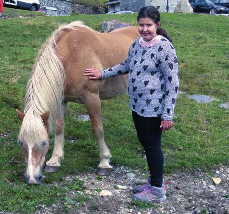 Občas potkávám anděly Ludmila Peterková M ojí dceři Evě je právě 15 let. V jejím životě už bylo hodně chvil, na které nezapomenu. Napořád mi v paměti utkvěl den, kdy začala chodit.